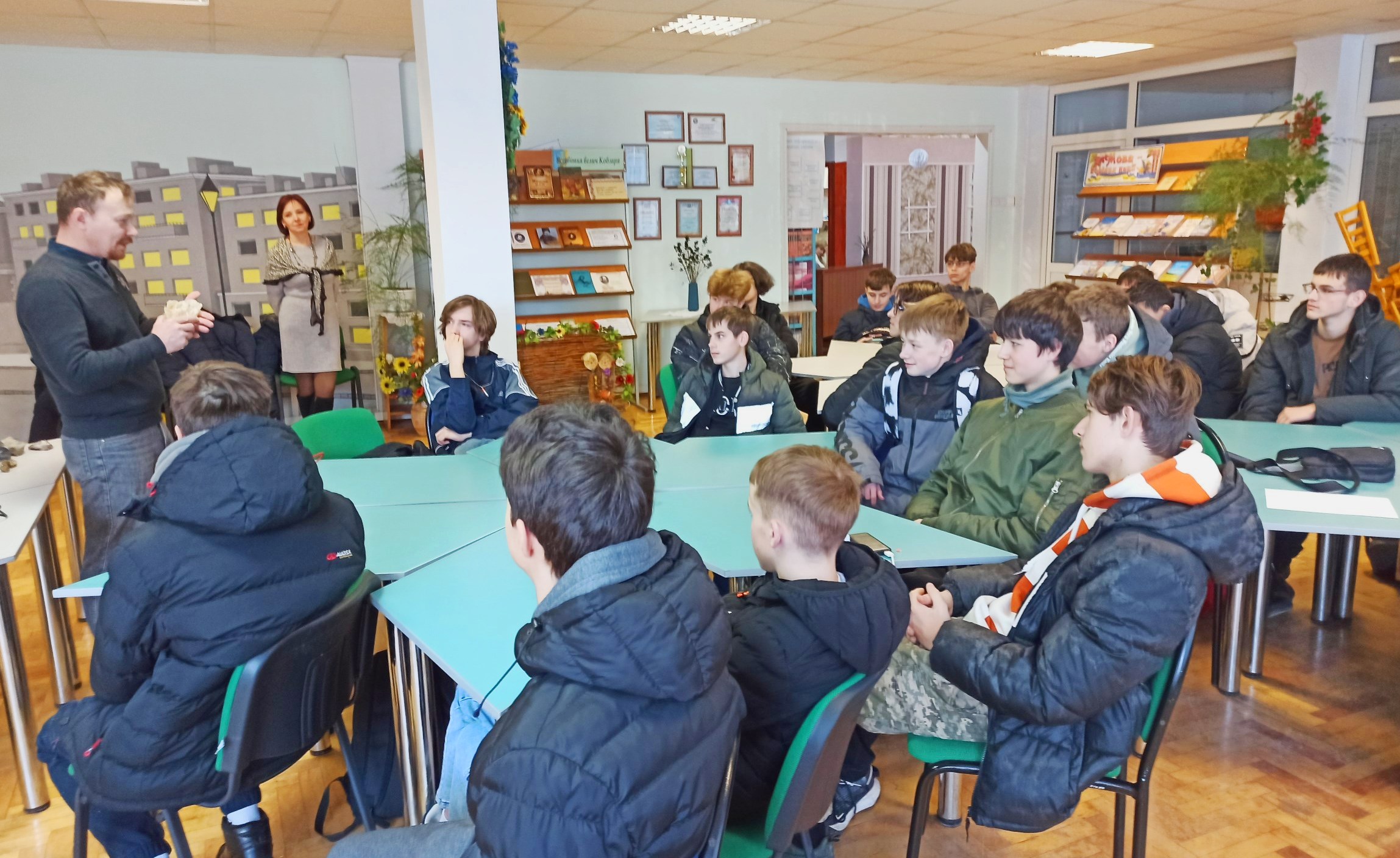 Доцент Богдан Гавришок презентує гірські породи та мінерали